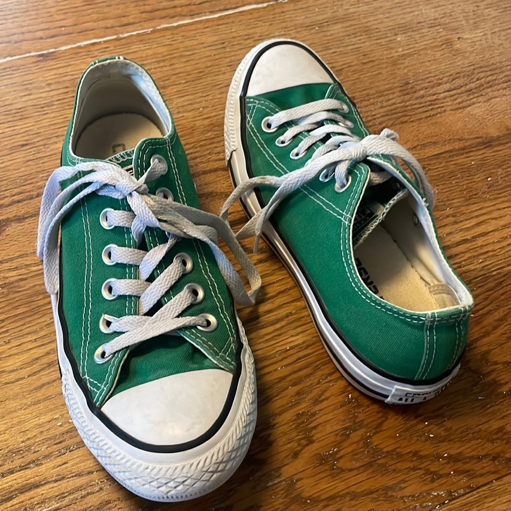 Kelly Green Converse. Women’s 7/ Men’s 5